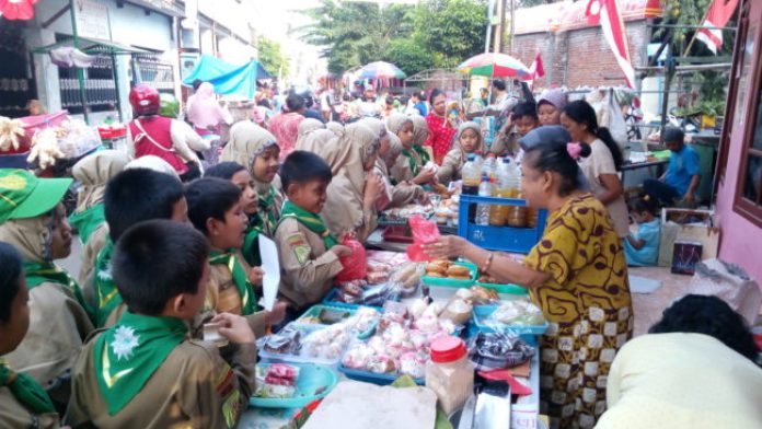 Siswa SDM 6 Surabaya di pasar