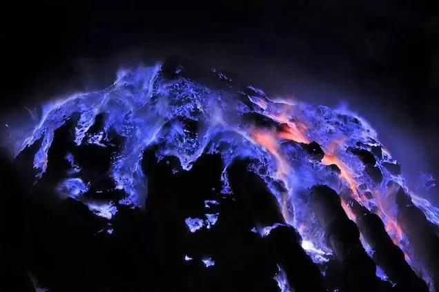 Blue Fire Kawah Ijen terlihat indah di malam hari (Foto: Olivier Grunewald/National Geographic)