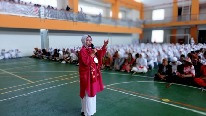 Listatomo atau drg. Sri Sulistami, M.Si. Putri Bung Tomo tengah memberi motivasi selepas upacara bendera di sma muhammadiyah 2 surabaya