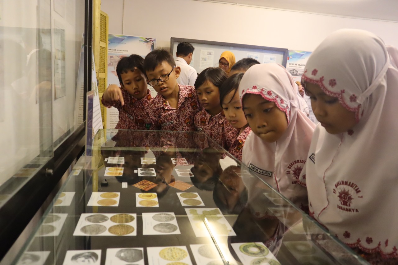 Ke Museum Bank Indonesia, Siswa Sekolah Inovatif Mengenal Sejarah Uang ...