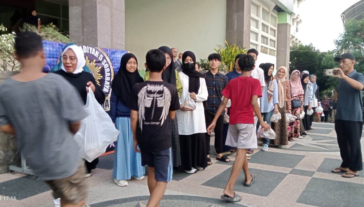 Siswa Dan Alumni Spemma Kolaborasi Kebaikan Berbagi Takjil Klikmu