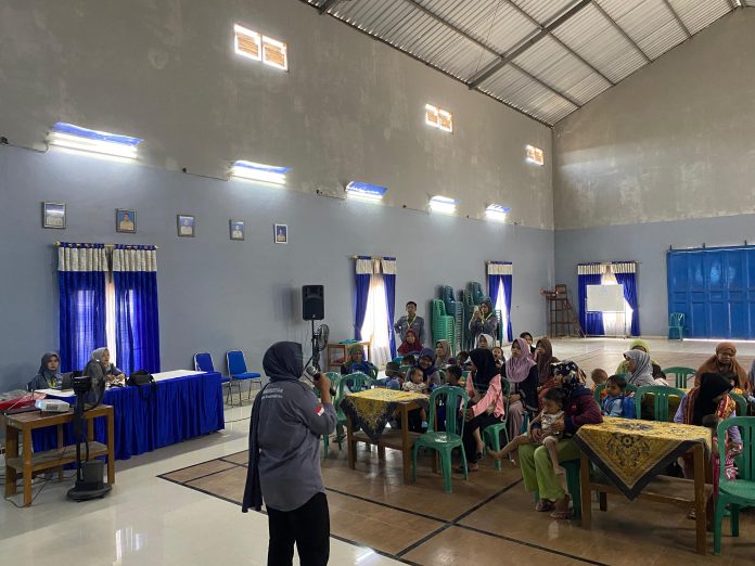 Tim KKN MAs (Muhammadiyah-Aisyiyah) Desa Giriwondo, Karanganyar, menyosialisasikan puding daun kelor sebagai inovasi camilan balita. (Adam Satria/KLIKMU.CO)