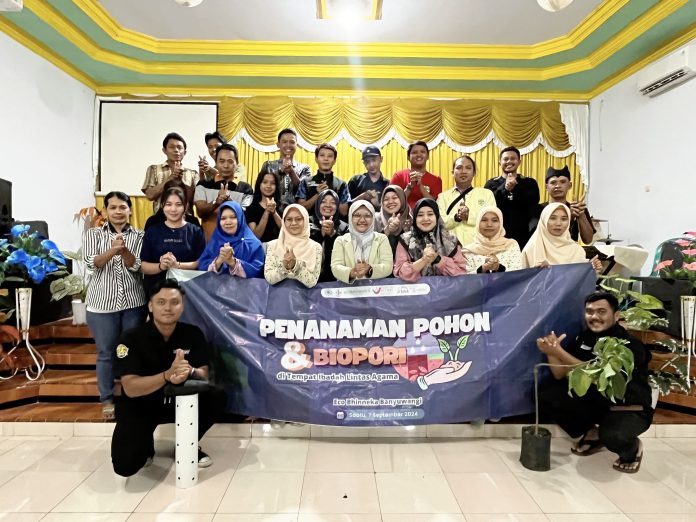 Anak Muda Eco Bhinneka Blambangan (Among), komunitas pemuda lintas agama yang diprakarsai oleh Eco Bhinneka Muhammadiyah Banyuwangi melakukan Aksi Hutan Lestari (Asri) swafoto bersama diambil dari Panitia