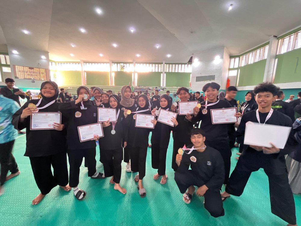 x500 slot Sumbang 4 Emas dan 5 Perak, SMAMX Antarkan Surabaya Juara Umum Kejurprov Pencak Silat Remaja