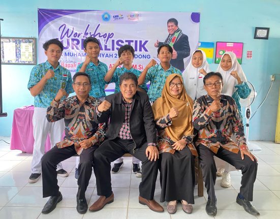 Dr Mulyana AZ SPd MSi bersama guru dan murid SMK Muhammadiyah 2 Brondong. (Agus Arif Priyanto/KLIKMU.CO)