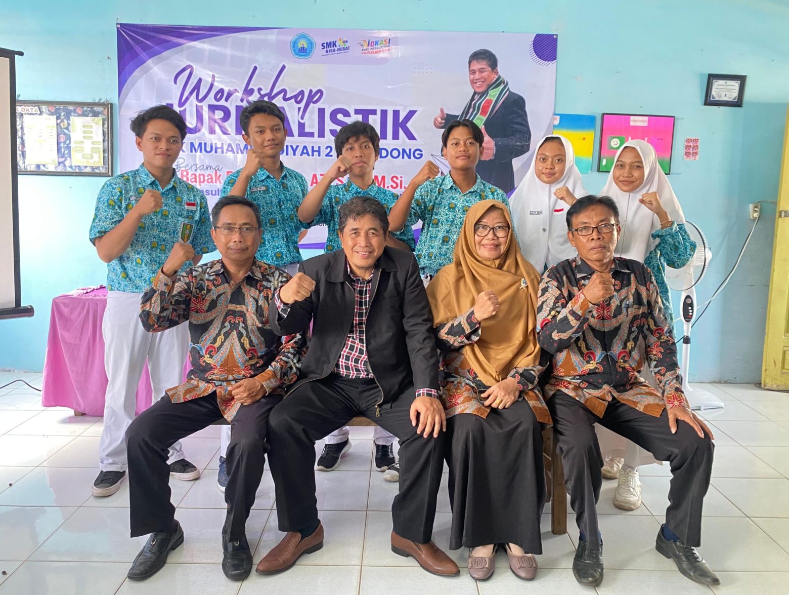 Dr Mulyana AZ SPd MSi bersama guru dan murid SMK Muhammadiyah 2 Brondong. (Agus Arif Priyanto/KLIKMU.CO)