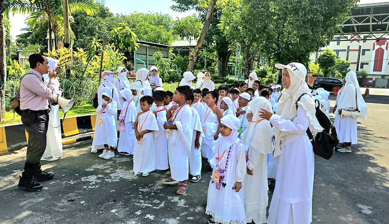 Yigit va qiz ochiq havoda chodirda opishib sikishadi